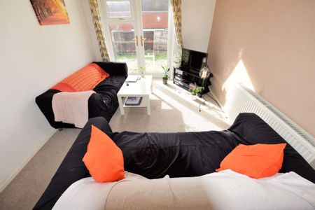 2 bedroom House in Hyde Park, Leeds - Photo 4