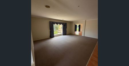 11 Oakbank Drive, Mount Helen for lease - Photo 2
