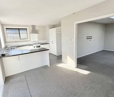 Sunny Spacious Living - Photo 5
