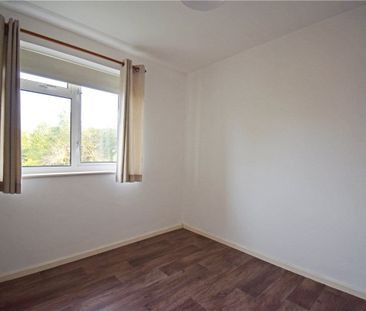 A well presented 2 double bedroom apartment situated just to the no... - Photo 1