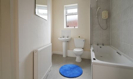 4 bedroom House in a great location! - Photo 2