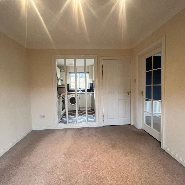 3 bedroom semi-detached house to rent - Photo 1