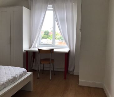 Room in a Shared House, Steventon Road, W12 - Photo 2