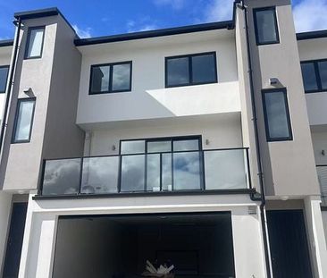 BRAND NEW 5 Bedroom Home in Flat Bush - Photo 4