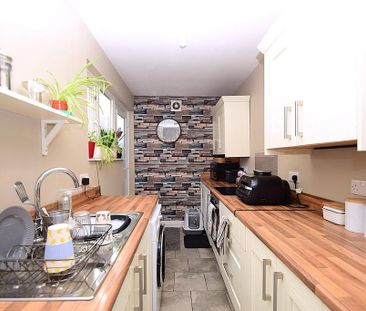 3 bedroom end of terrace house to rent - Photo 2