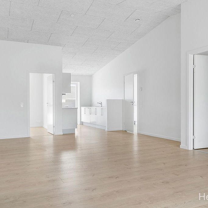 Rækkehus i nyere kvarter med legeplads og grønneområder, med plads til fælleskab. - Foto 1