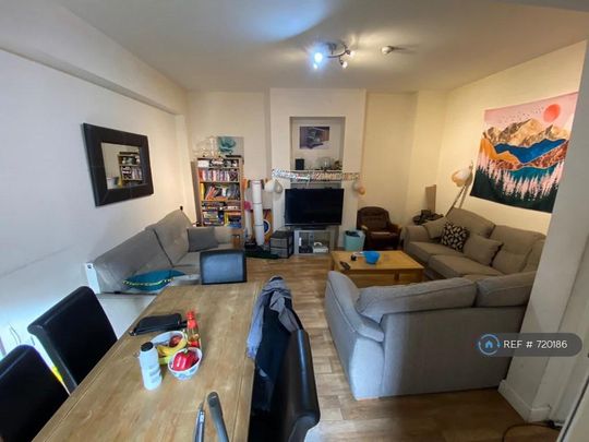 1 bedroom in a house share to rent - Photo 1