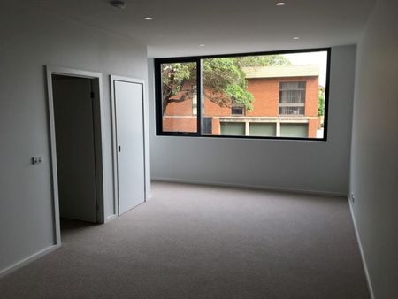 Stylish, air-conditioned, and close to Newcastle beach. - Photo 3