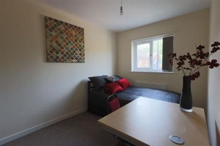 4 bed Terraced 99 Headford Gardens - Photo 4