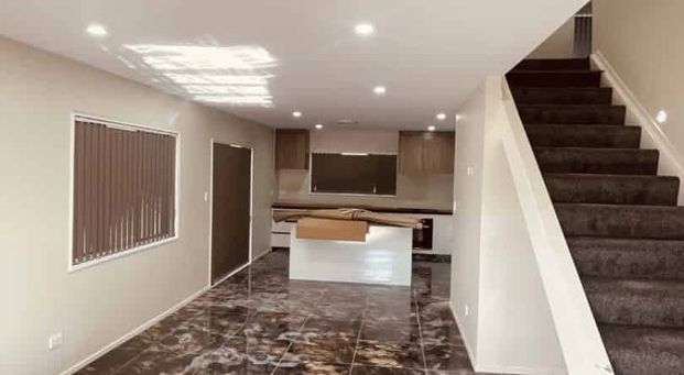 $ Bed 3 Bath 1 Toilet with single carpark Garage - Photo 1