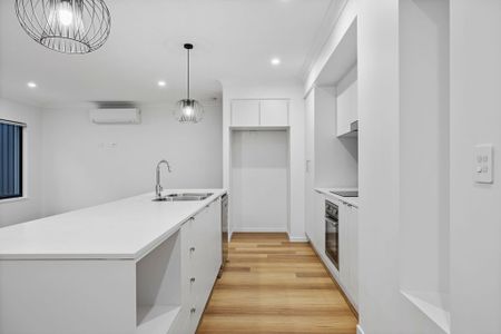 Family Home with Sparkling Pool - Photo 3