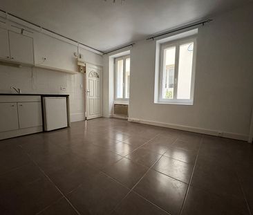 STUDIO 20 m2 – REFAIT A NEUF – en rez-de-chaussée – sur COUR – - Photo 2