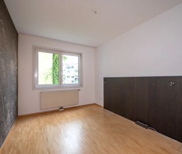 Gut geschnittene 4-Zimmer-Neubauwohnung mit großer Loggia - teilmöb... - Photo 3