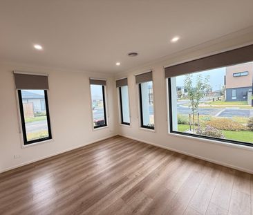 Executive 5-Bedroom Home in Fraser Rise - Photo 1