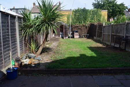 Three bedroom house close to ilford station - 2500 pcm - Photo 5