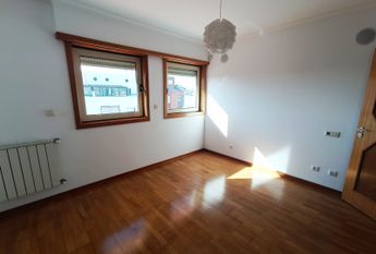 Apartamento T3 com Terraço Privativo para Arrendamento em Nova Queijas