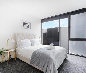 $1200/Week Furniture Option Short Term Available - Photo 6