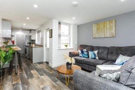 1 bedroom in a house share to rent - Photo 3