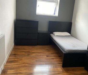 Room in a Shared House, Oaklands Park Avenue, IG1 - Photo 1