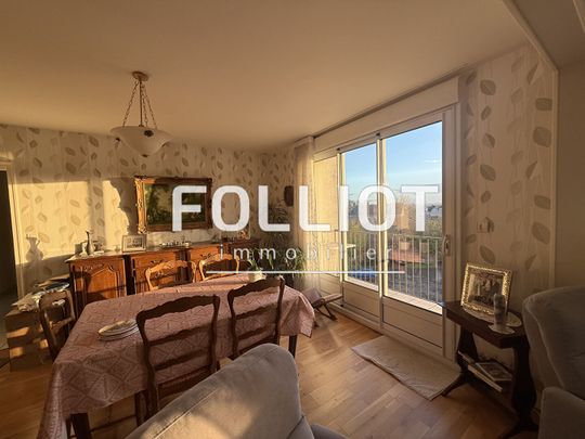 Grand T3 - Centre de Fougères - 3ème étage - Parking & cave- Réf. 2528CV - Photo 1