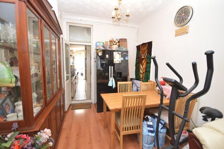 4 Bed Flat, St. Stephen's Road, E6 - Photo 4