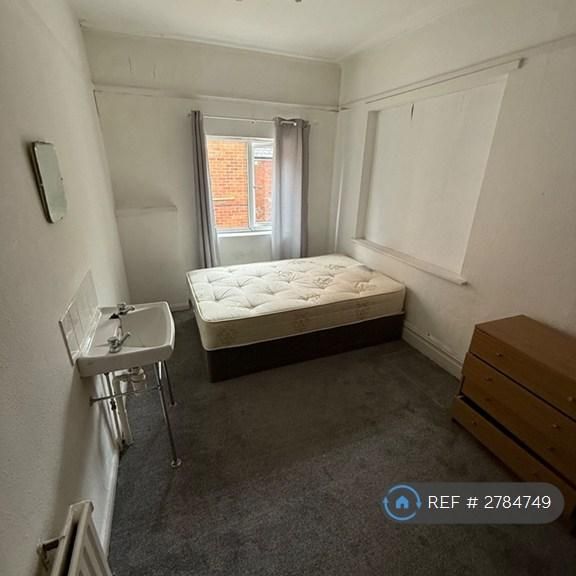 1 bedroom in a house share to rent - Photo 2