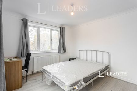 4 bedroom house to rent Penn Crescent, Haywards Heath, West Sussex, RH16 - Photo 2