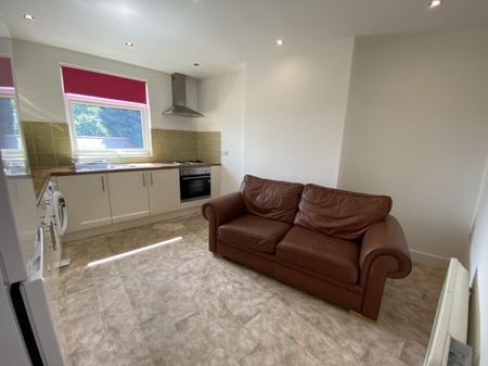 2 bed Flat for Rent - Photo 2