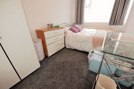 2 bedroom Flat in Ash Grove, Leeds - Photo 5