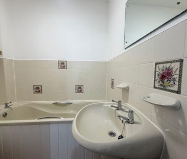 2 bedroom end of terrace house to rent - Photo 3