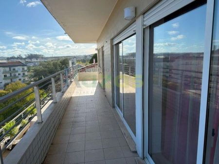 4 bedroom luxury Flat for rent in Leiria, Distrito de Leiria - Photo 2
