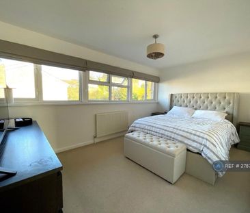 4 bedroom end of terrace house to rent - Photo 2