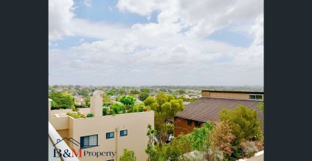 Modern 2 Bedrooms plus study or third bedroom with Double Parking and quiet Location, total 153 Sqm - Photo 2