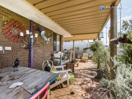 “WELL PRESENTED HOME IN QUINNS!” - Photo 3