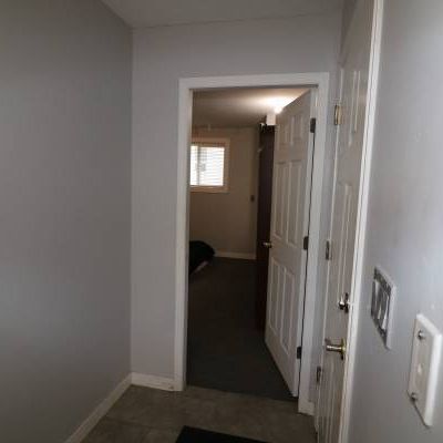 Unfurnished 1 Bed + Den, 1 Bath Lower Suite (Valleycliffe) - Photo 1