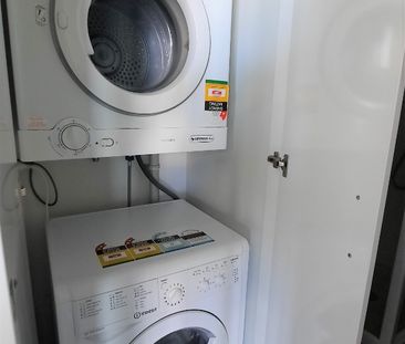 Spacious 2 Bedroom with Balcony - Photo 3