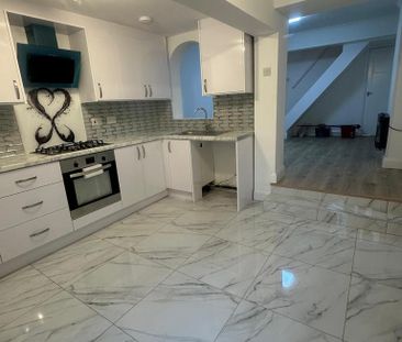 4 bedroom semi-detached house to rent - Photo 6