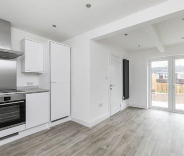 3 bedroom semi-detached house to rent - Photo 6