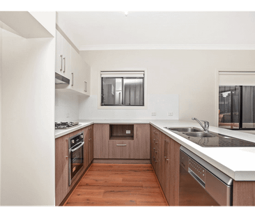 Stylish 3 bedroom family home with 6kw solar system - Photo 1