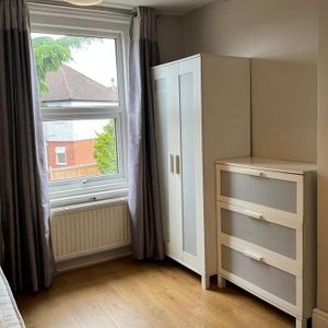 1 bedroom in a house share to rent - Photo 2