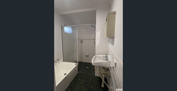 SPACIOUS, LIGHT AND BRIGHT FAMILY HOME WITH VIEWS! - Photo 1