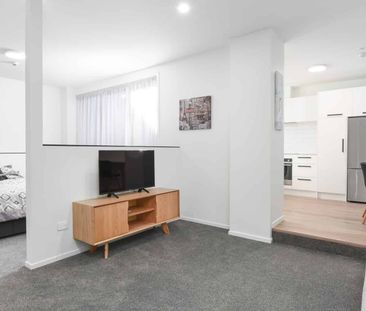 Inner City Living At Its Best - Photo 2