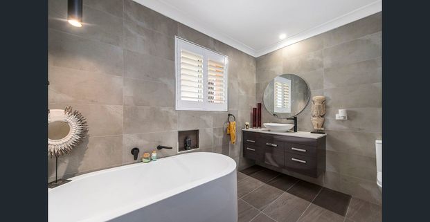 Stunning Home – Prime Location! - Photo 1