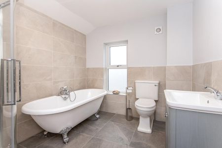 4 bedroom end of terrace house to rent - Photo 5