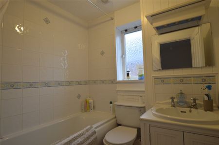 Vine Way, Stonehills, Tewkesbury, Gloucestershire, GL20 - Photo 3