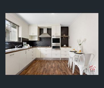 IMMACULATE & SPACIOUS! - Photo 3