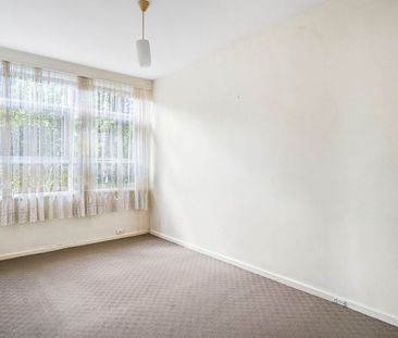 Conveniently Located Ground Floor Apartment With Brand-new Carpet - Photo 3