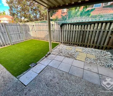 Spacious Townhouse 3 bed 3 bed 3 car - Photo 5