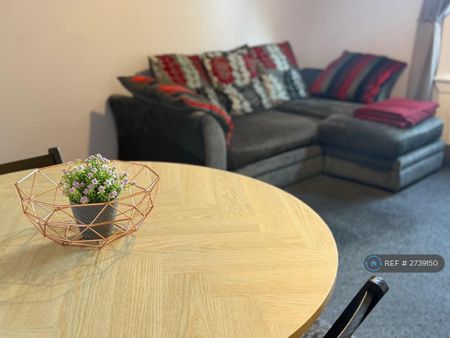 1 bedroom flat to rent - Photo 2