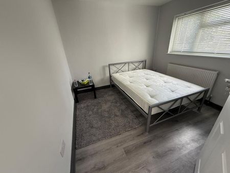 5 bedroom semi-detached house to rent - Photo 2